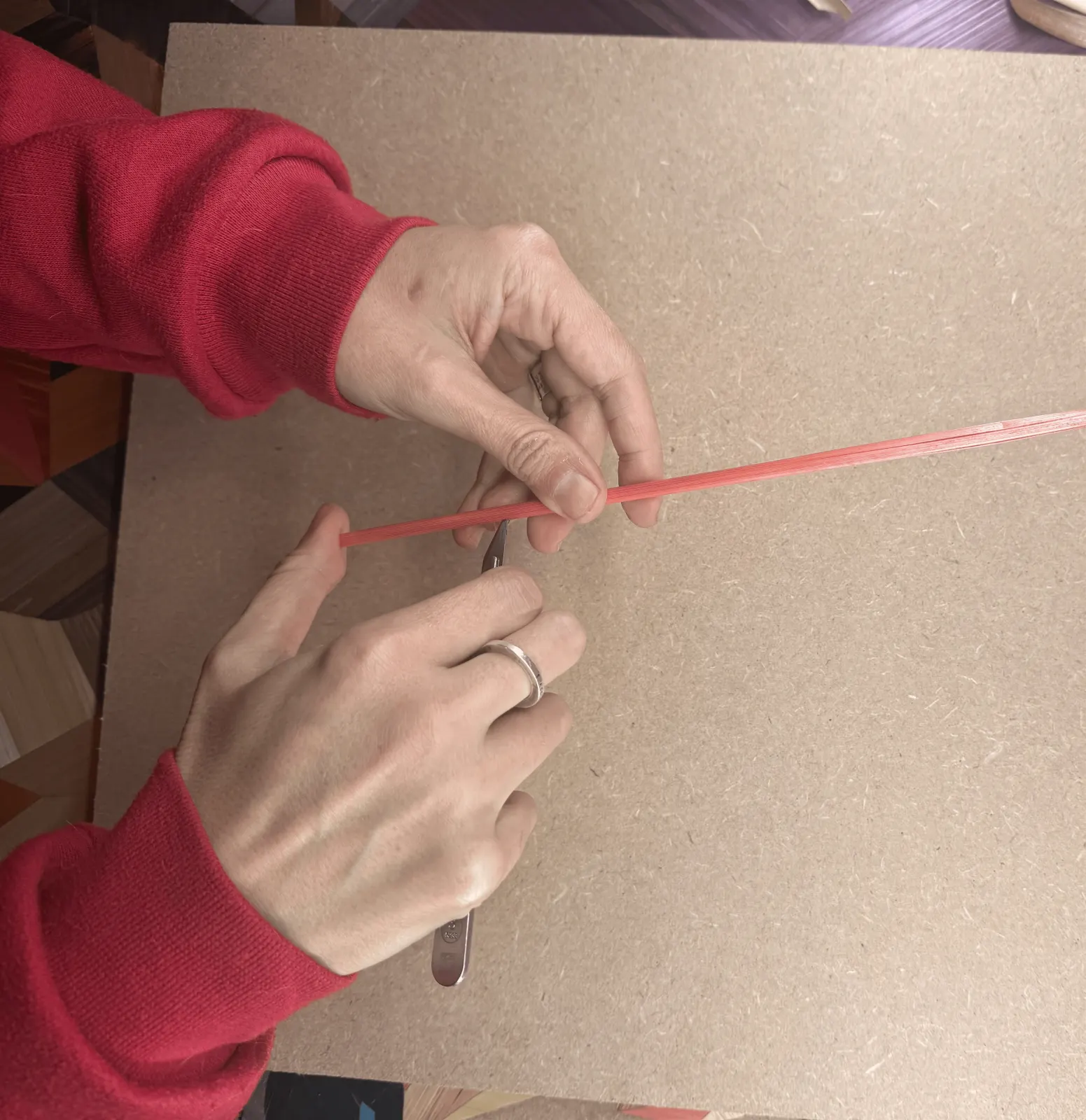 Découpe des brins de paille à la lame, étape préparatoire de la marqueterie
