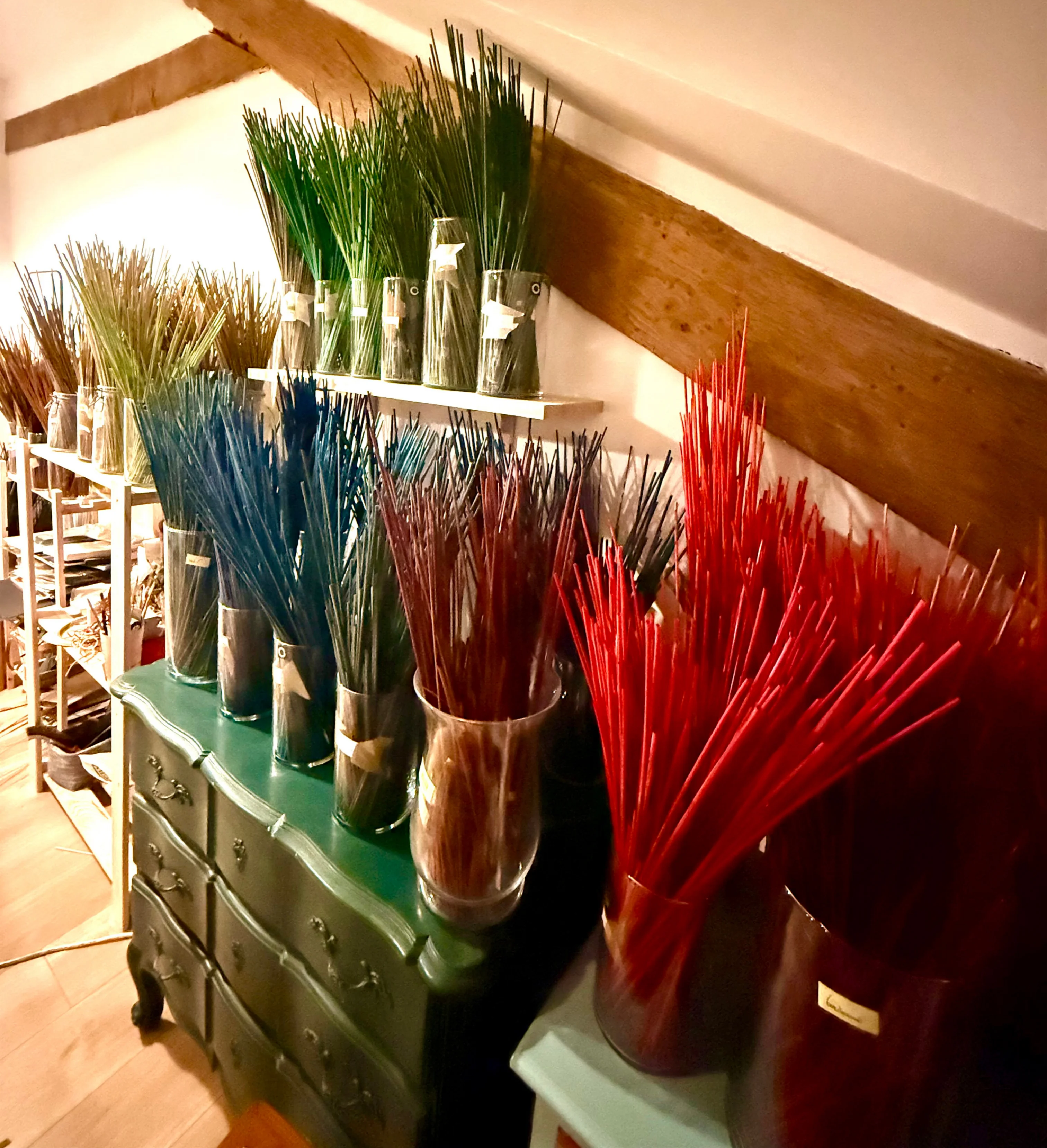 Brins de paille de seigle, naturels et teintés, palette de l'atelier