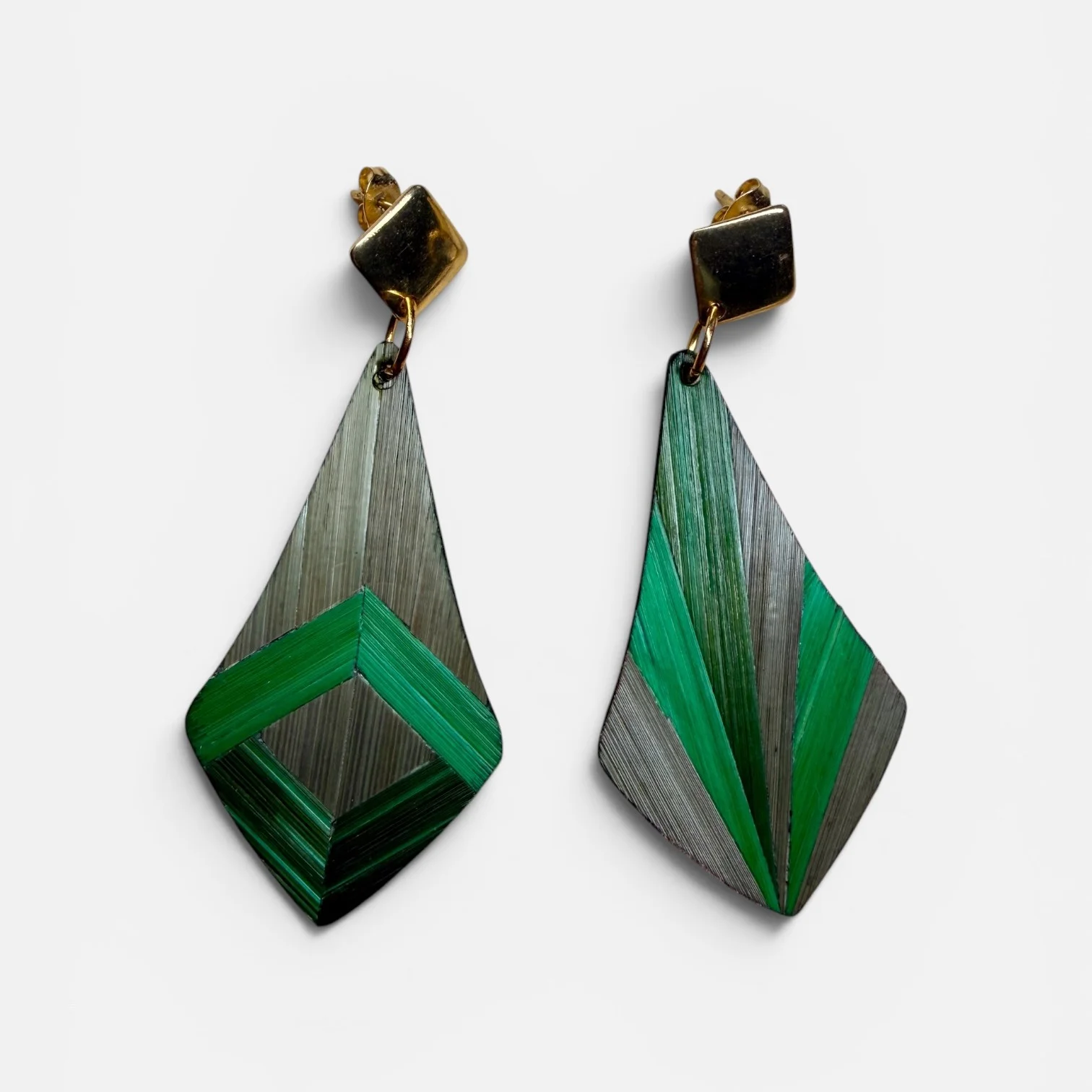 Boucles d'oreilles — formes losanges en paille teintée verte, crochets acier inoxydable, fond blanc
