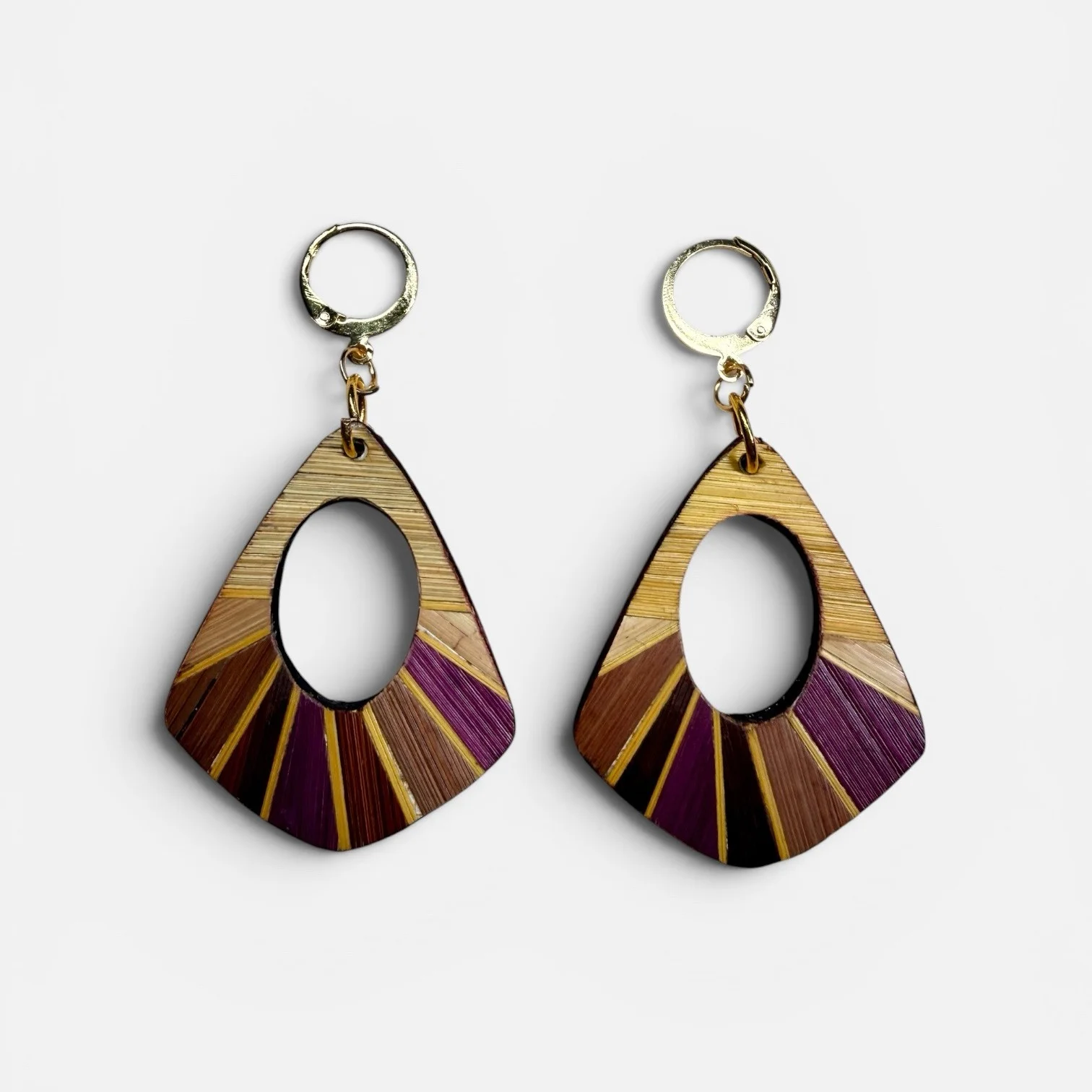 Boucles d'oreilles — formes losanges en paille naturelle et teintée violette, crochets acier inoxydable, fond blanc