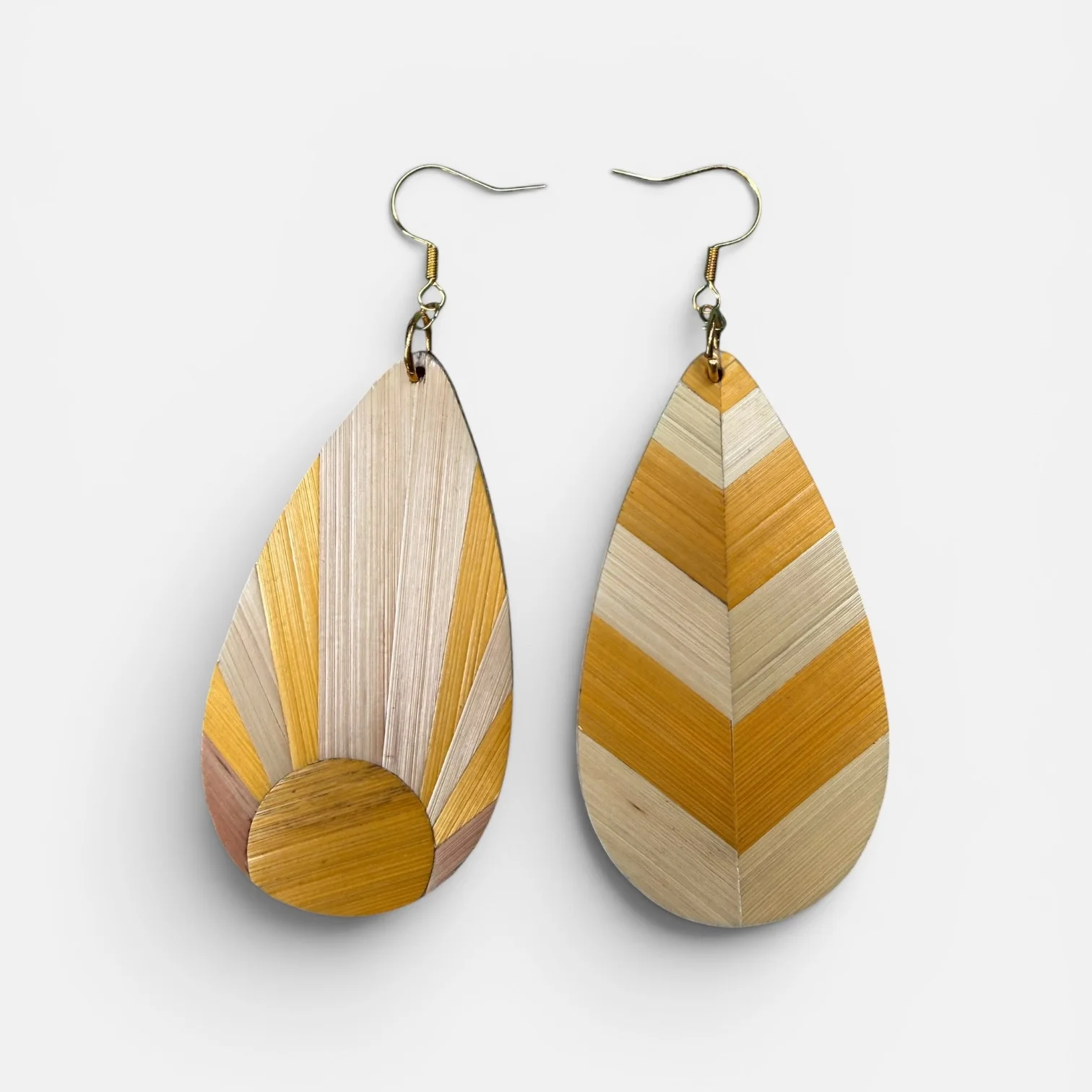 Boucles d'oreilles Goutte — formes ovales en paille naturelle et teintée jaune or, crochets acier inoxydable, fond blanc