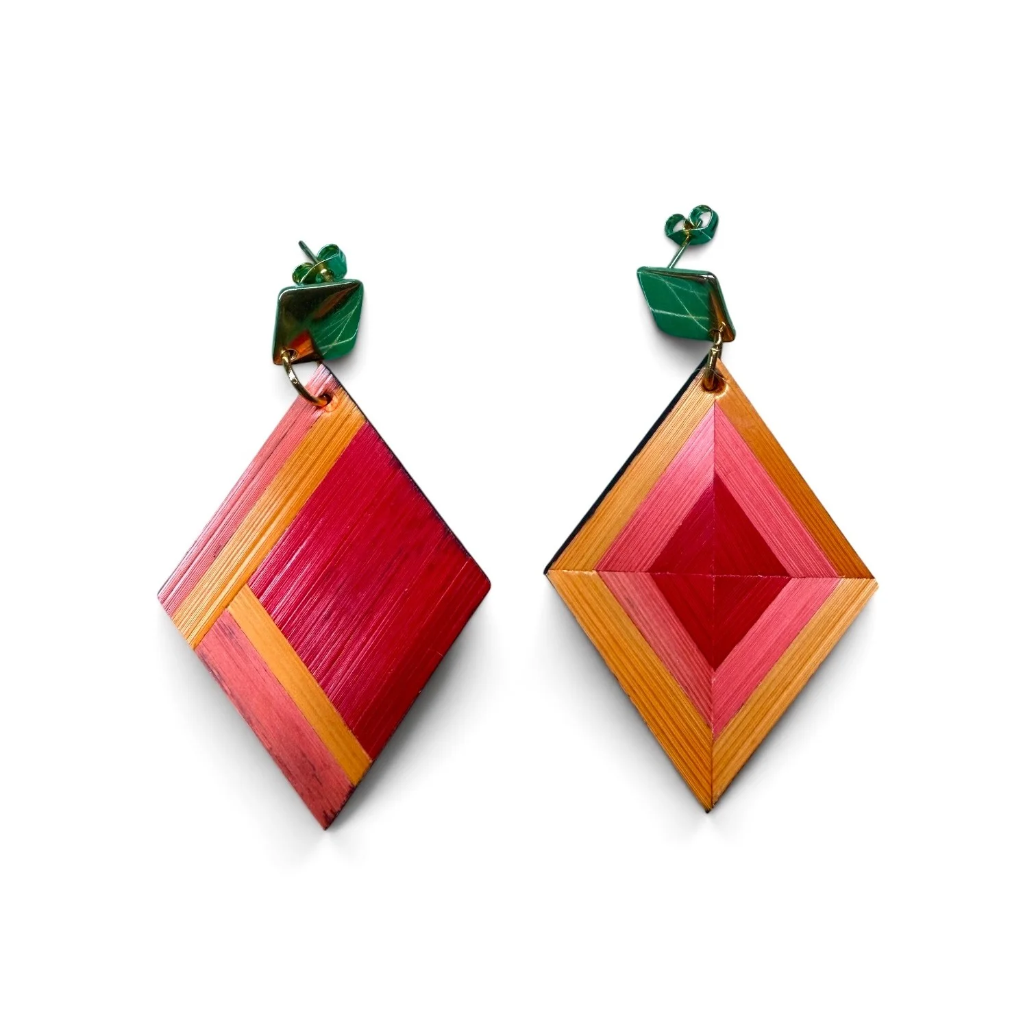 Boucles d'oreilles — formes losanges en paille teintée orange, crochets acier inoxydable, fond blanc