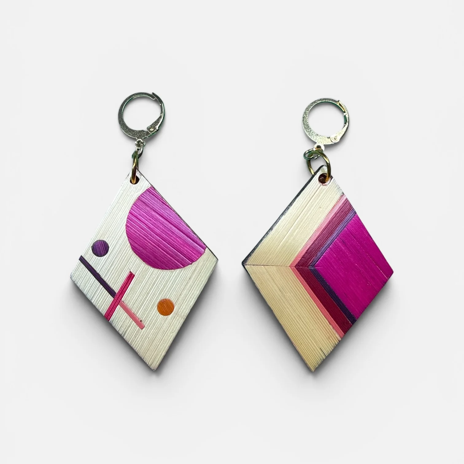 Boucles d'oreilles — formes losanges en paille naturelle et teintée rose, crochets acier inoxydable, fond blanc