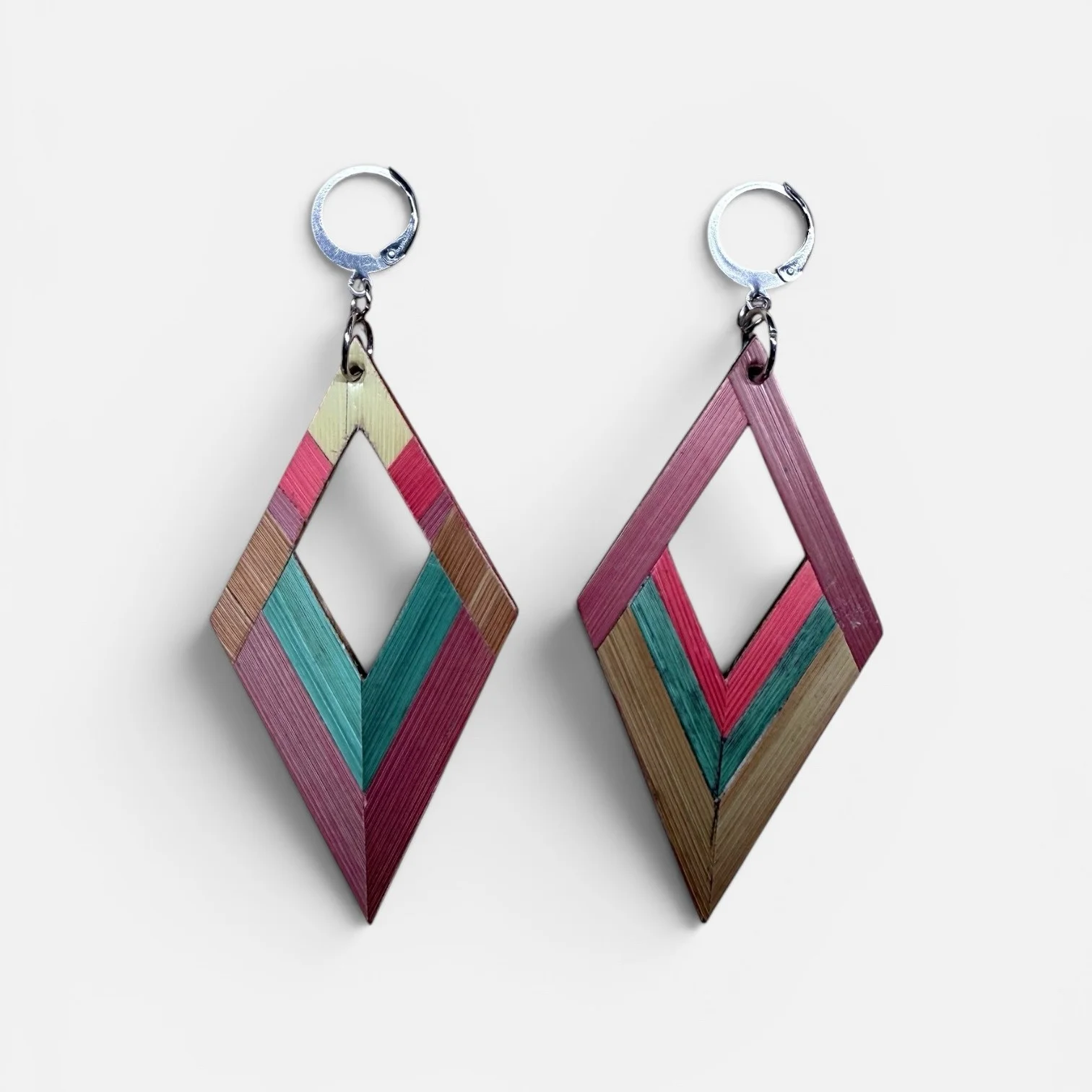 Boucles d'oreilles — formes losanges en paille teintée de plusieurs couleurs, crochets acier inoxydable, fond blanc
