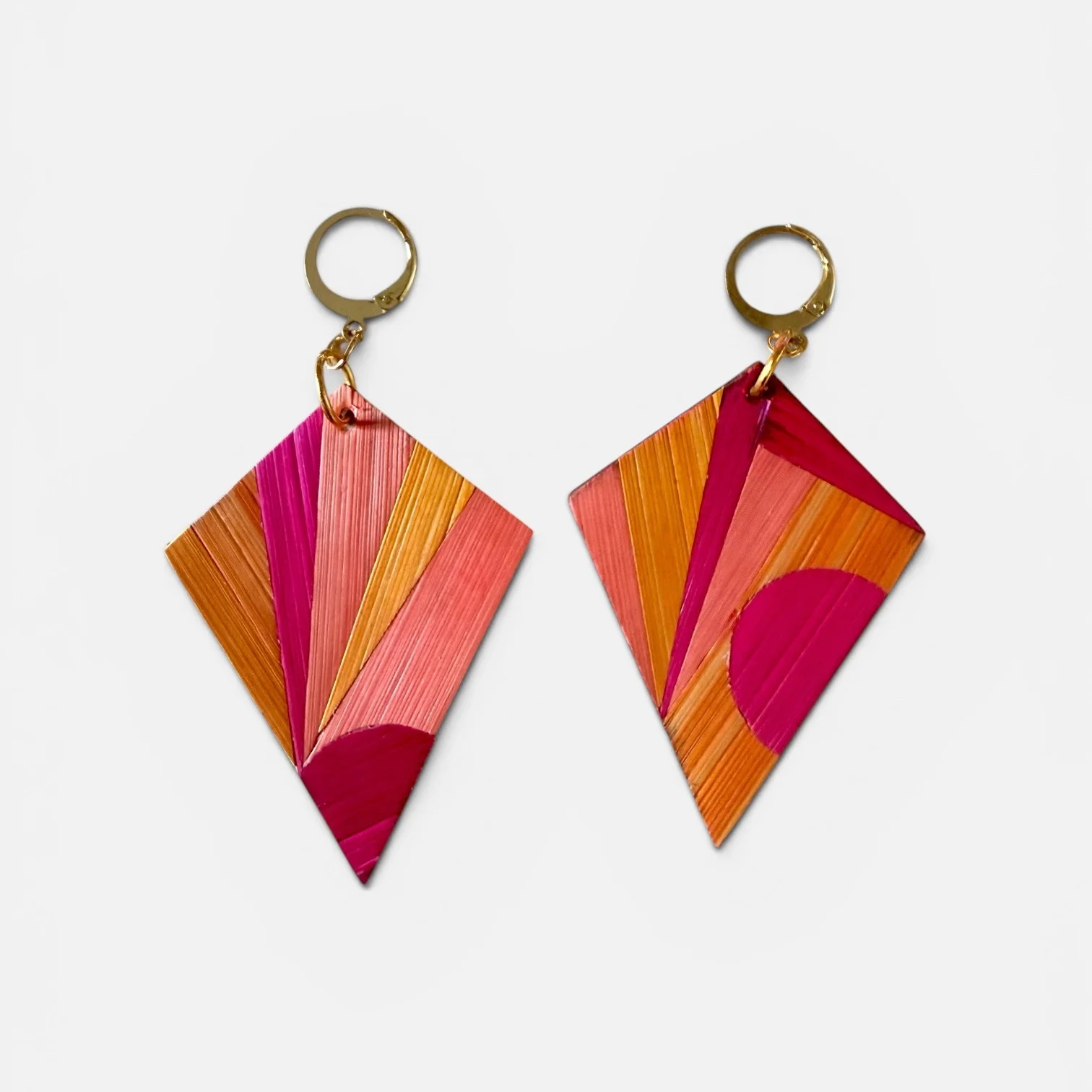 Boucles d'oreilles — formes losanges en paille teintée rose et orange, crochets acier inoxydable, fond blanc