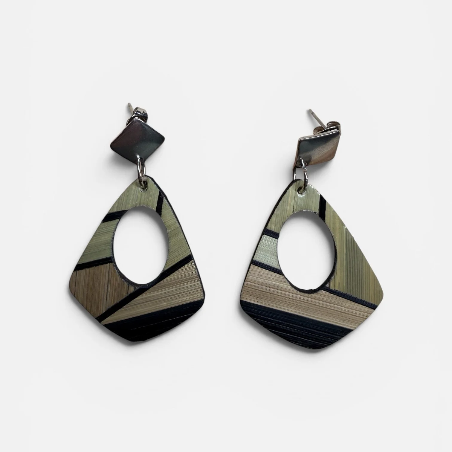 Boucles d'oreilles — formes losanges avec trou en paille teintée verte, ivoire et noire, crochets acier inoxydable, fond blanc