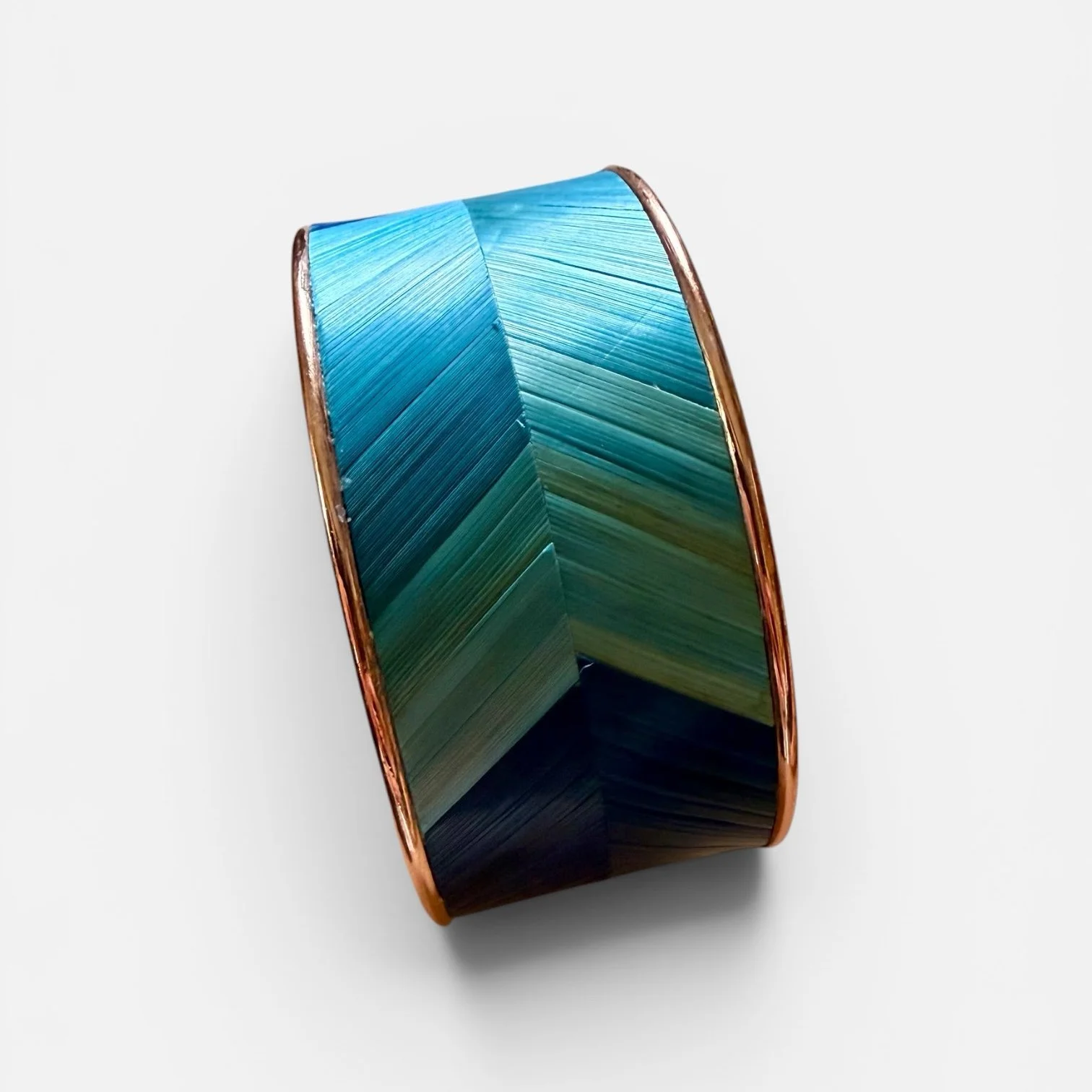 Bracelet manchette grand bleu — manchette laiton cuivré habillée de marqueterie de paille de seigle teintée bleu, fond blanc