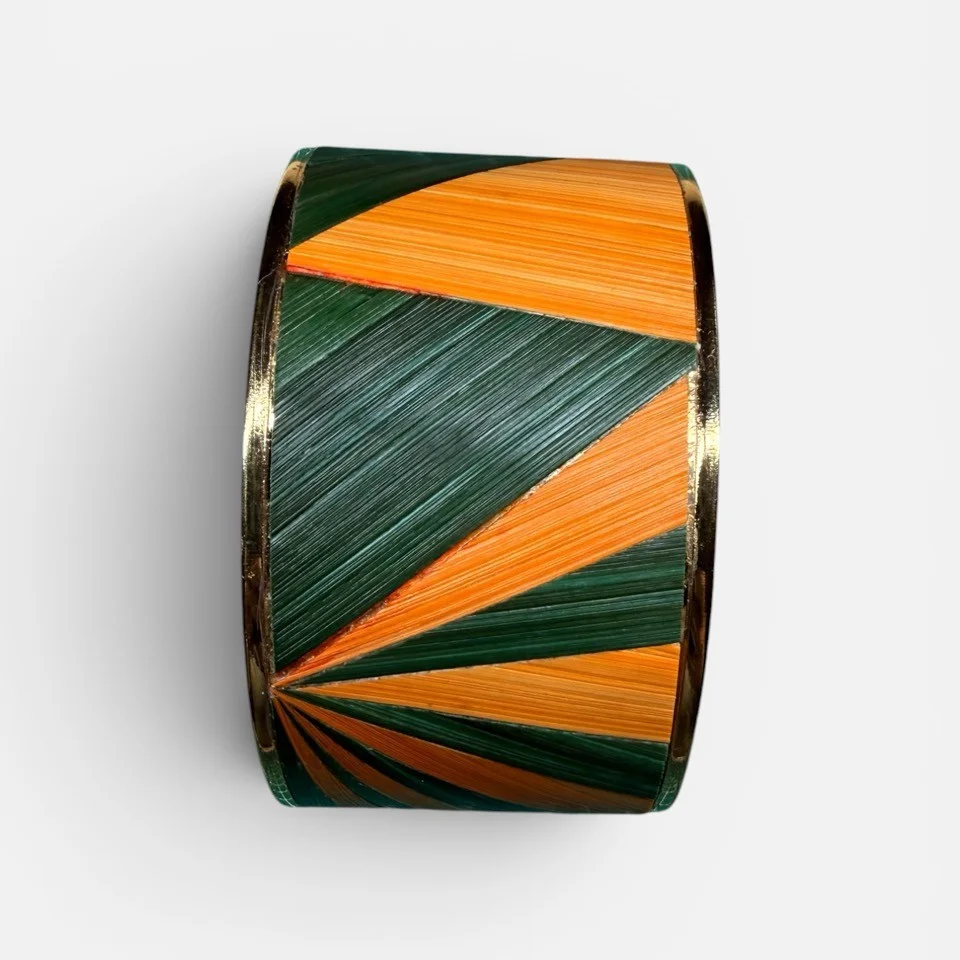 Bracelet manchette grand jaune et vert — manchette laiton doré habillée de marqueterie de paille de seigle teintée jaune et vert, fond blanc