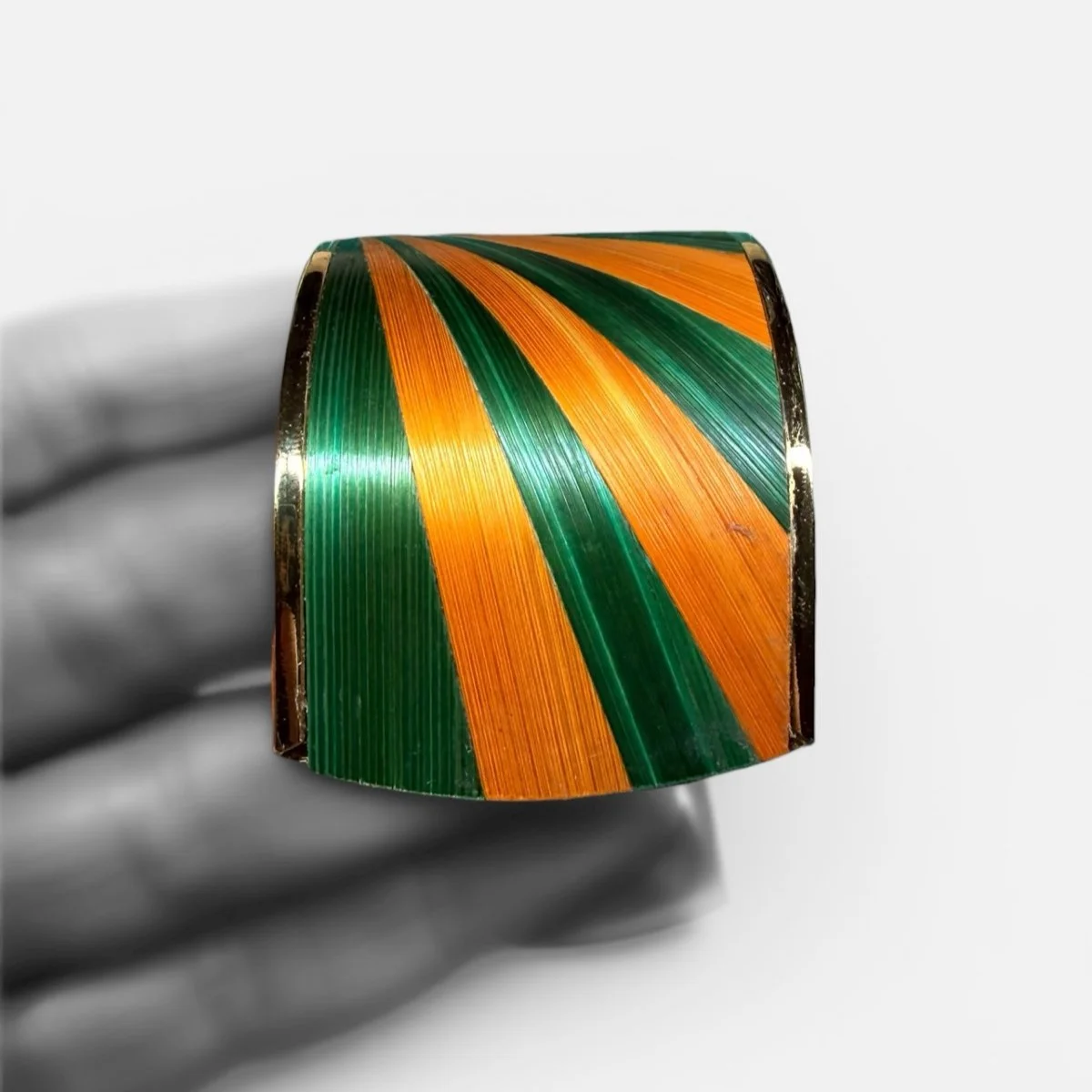 Bracelet manchette grand jaune et vert de profil — marqueterie de paille de seigle teintée jaune et vert sur manchette laiton doré, fond blanc