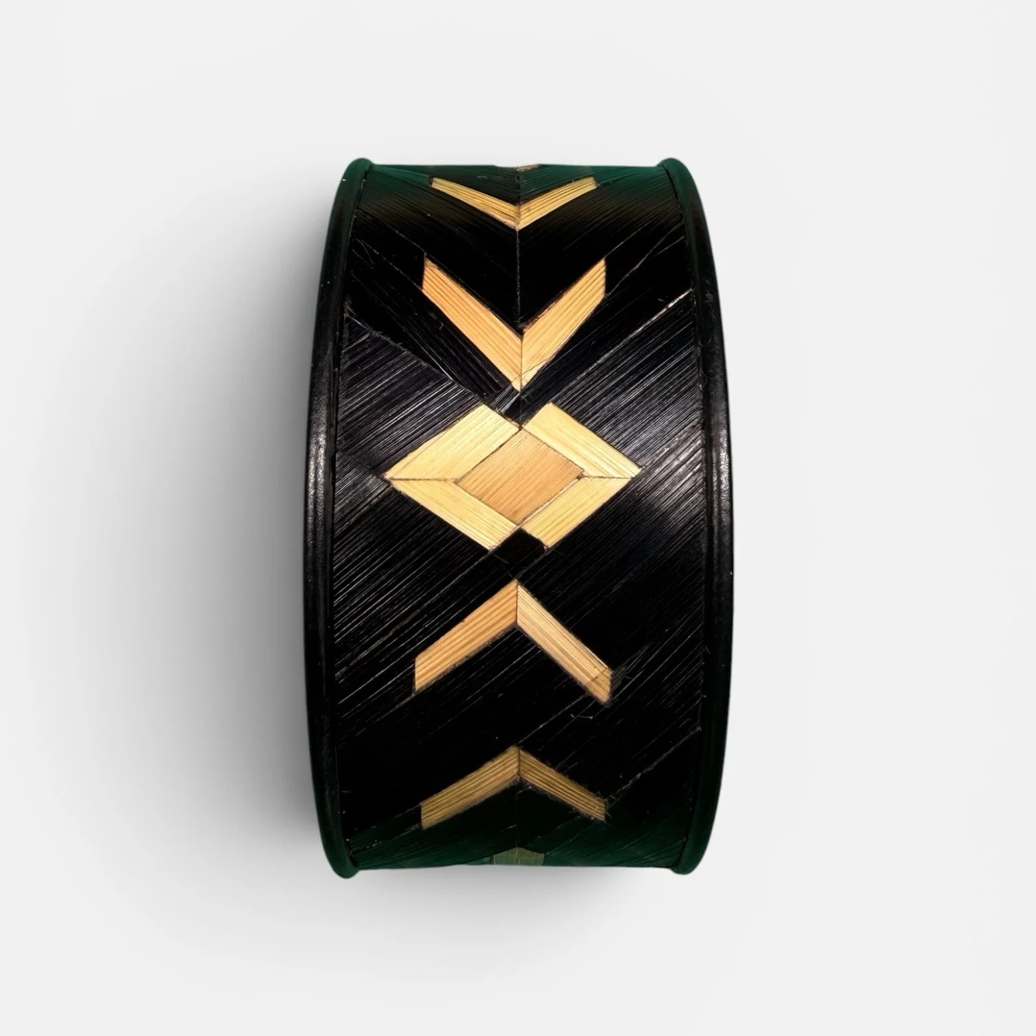 Bracelet manchette grand noir — manchette laiton noir habillée de marqueterie de paille de seigle teintée noir et paille naturelle, motif géométrique, fond blanc