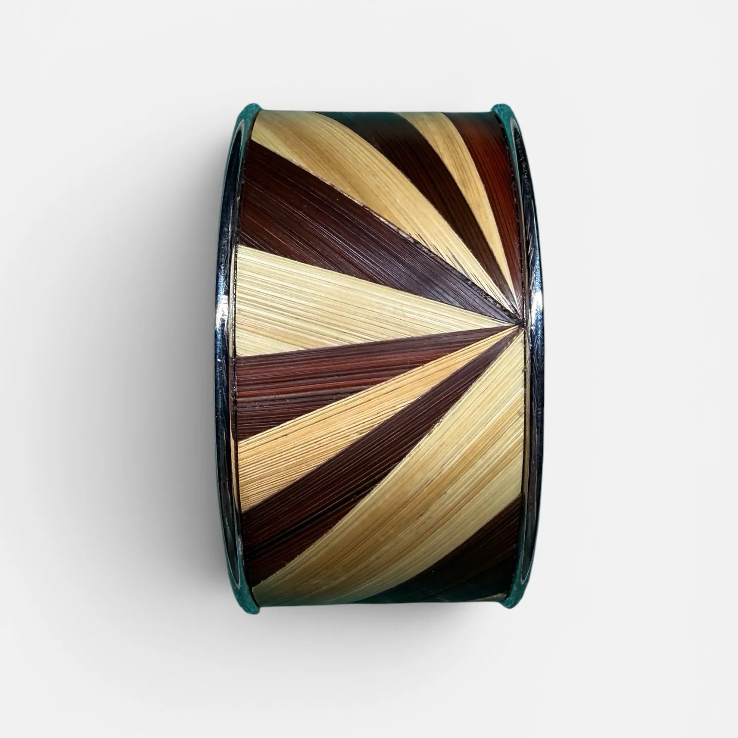 Bracelet manchette grand Soleil — manchette laiton argenté habillée de marqueterie de paille de seigle en motif soleil, paille naturelle et teintée brun, fond blanc