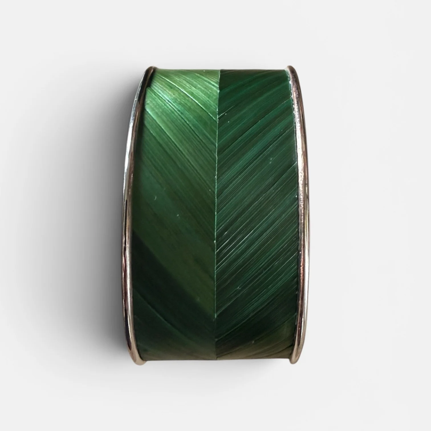 Bracelet manchette grand vert — manchette laiton argenté habillée de marqueterie de paille de seigle teintée vert, fond blanc