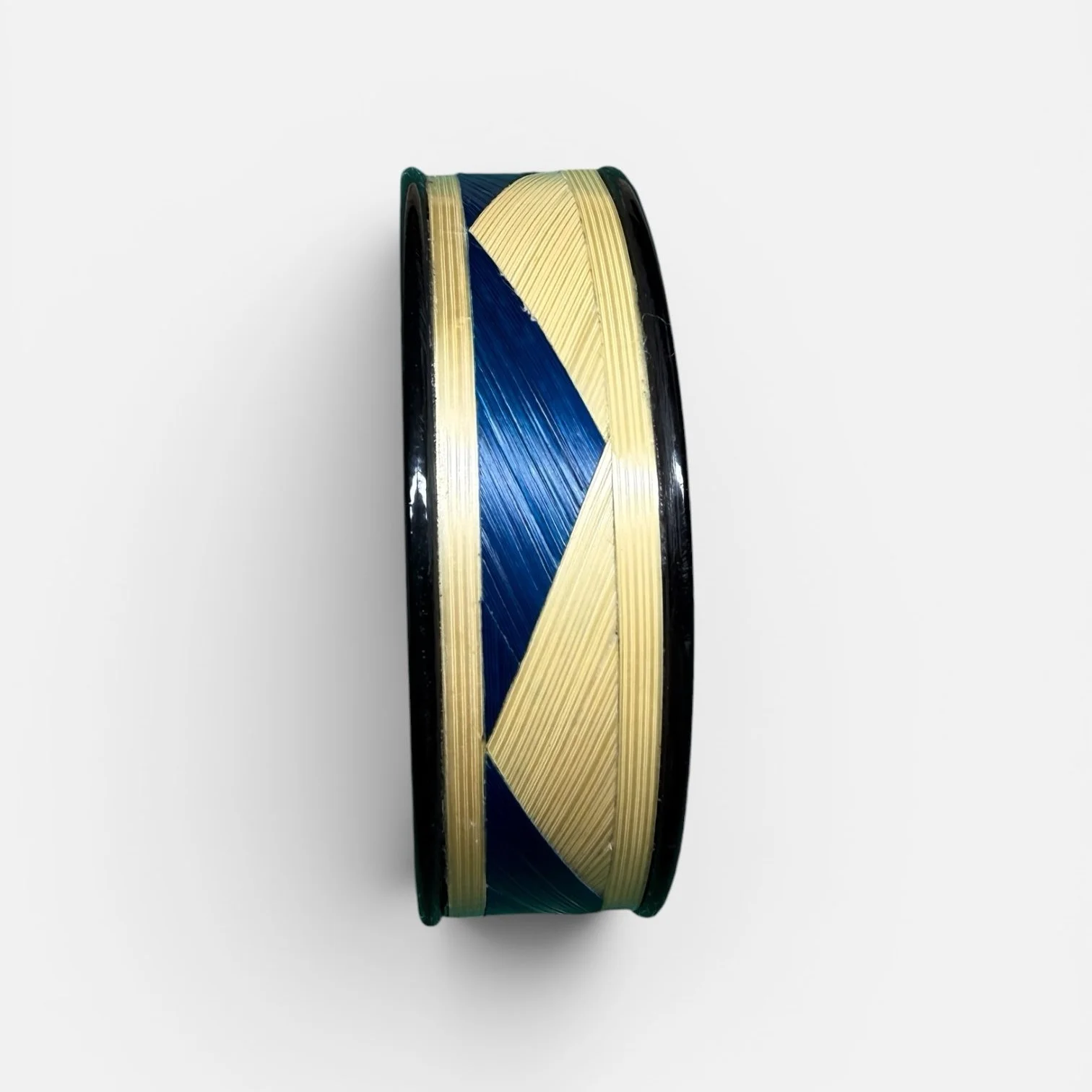 Bracelet manchette moyen bleu — manchette laiton noir habillée de marqueterie de paille de seigle teintée bleu et paille naturelle, fond blanc