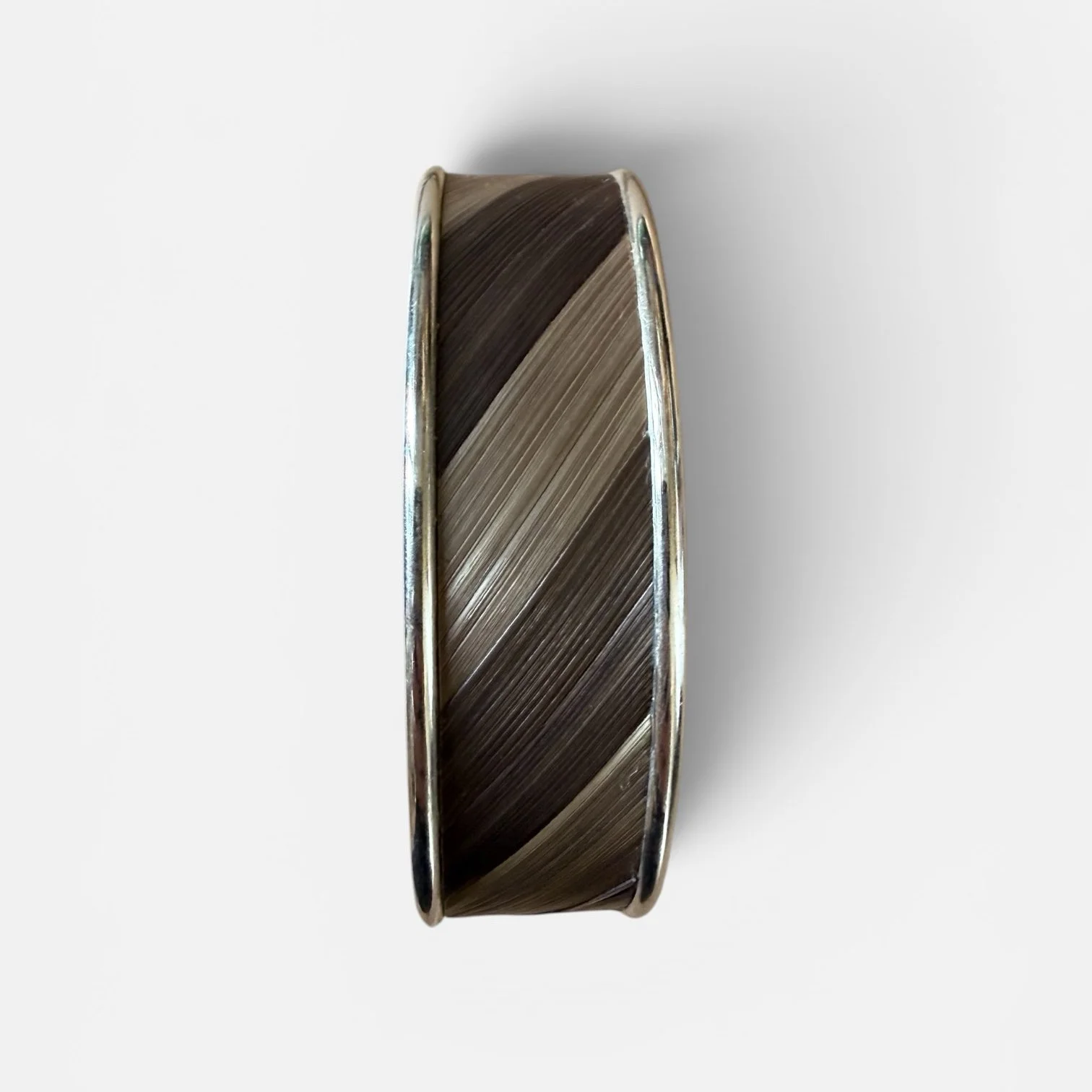 Bracelet manchette moyen gris — manchette laiton argenté habillée de marqueterie de paille de seigle teintée gris et brun, fond blanc