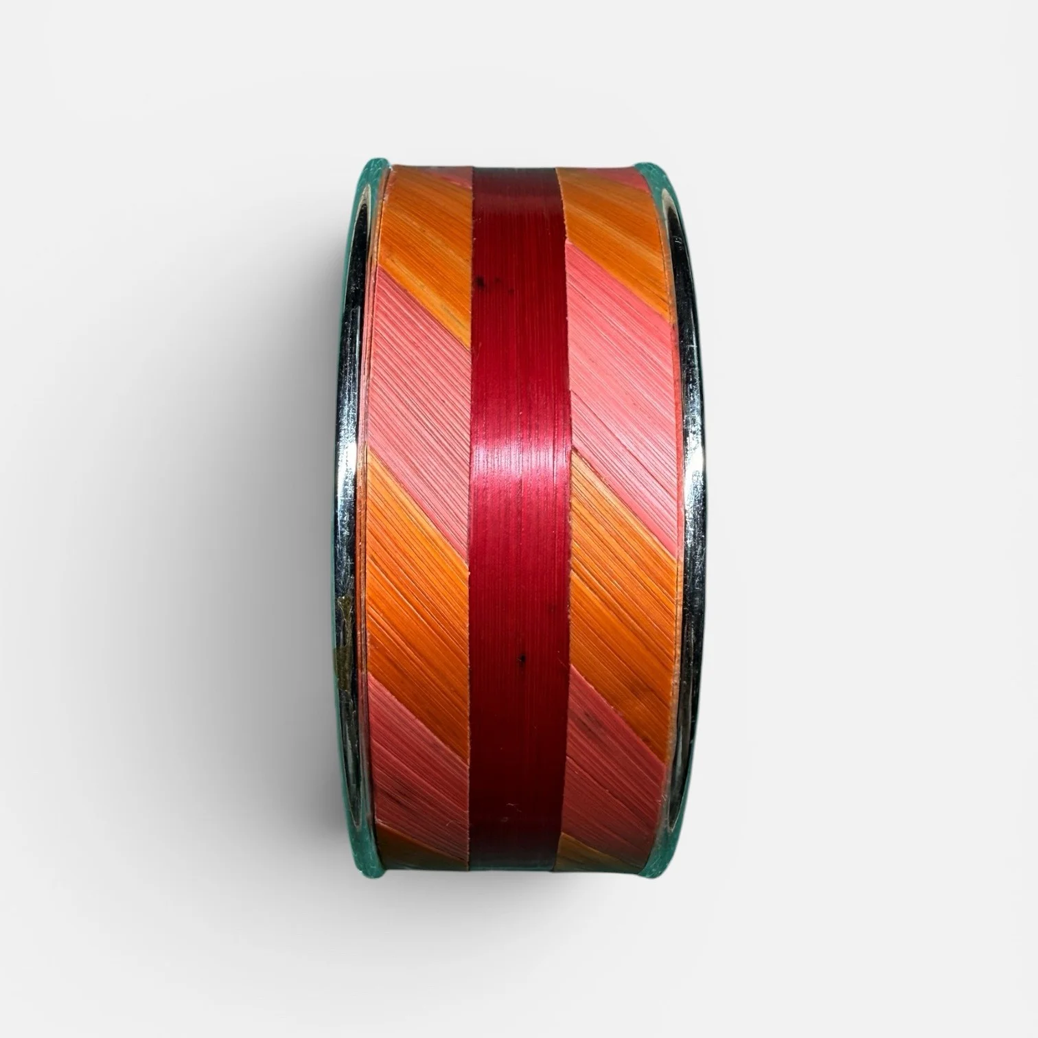 Bracelet manchette moyen orange — manchette laiton argenté habillée de marqueterie de paille de seigle teintée orange et verte, motif éventail, fond blanc