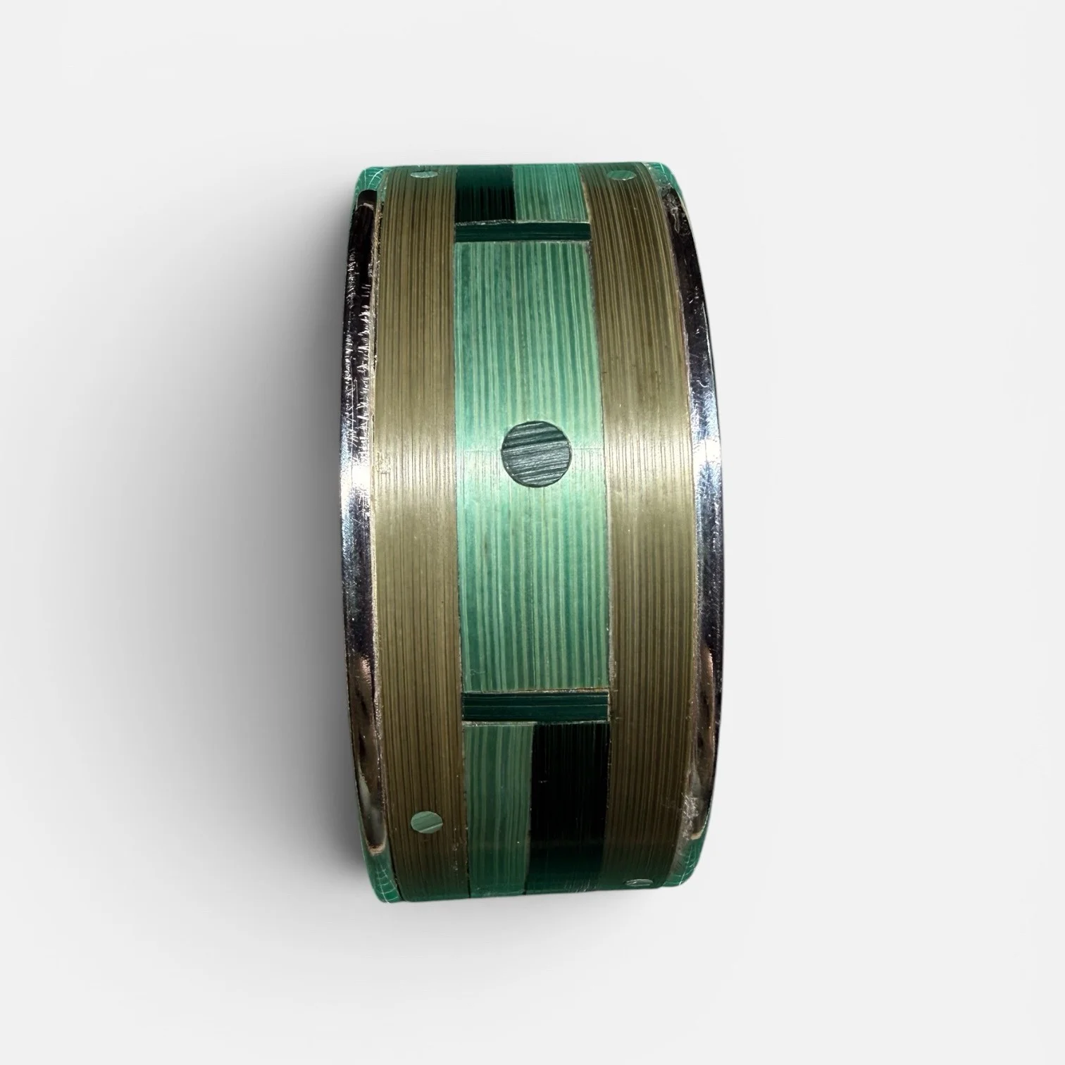 Bracelet manchette moyen vert clair — manchette laiton argenté habillée de marqueterie de paille de seigle teintée vert clair et naturelle, motif géométrique, fond blanc