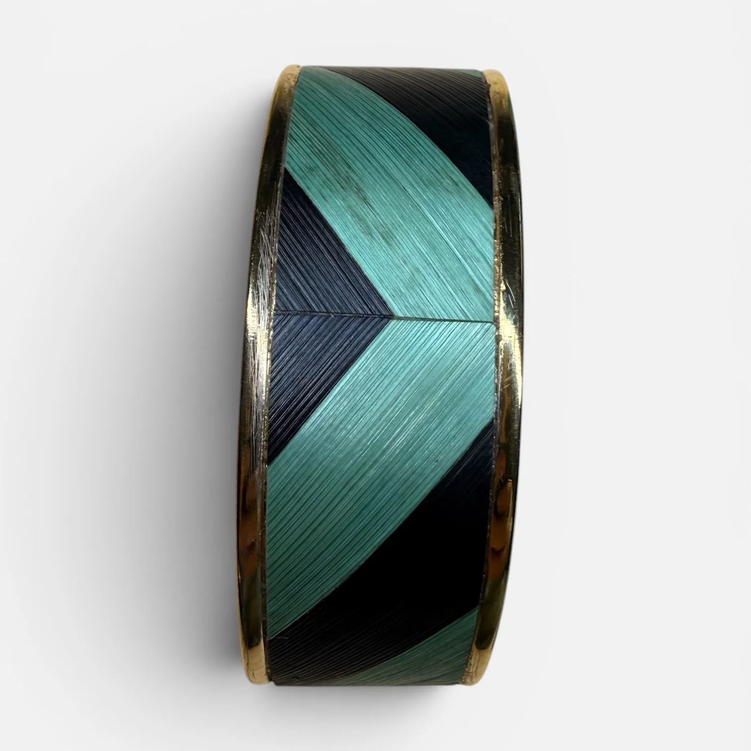 Bracelet manchette moyen vert et noir — manchette laiton doré habillée de marqueterie de paille de seigle teintée vert et noir, motif chevron, fond blanc