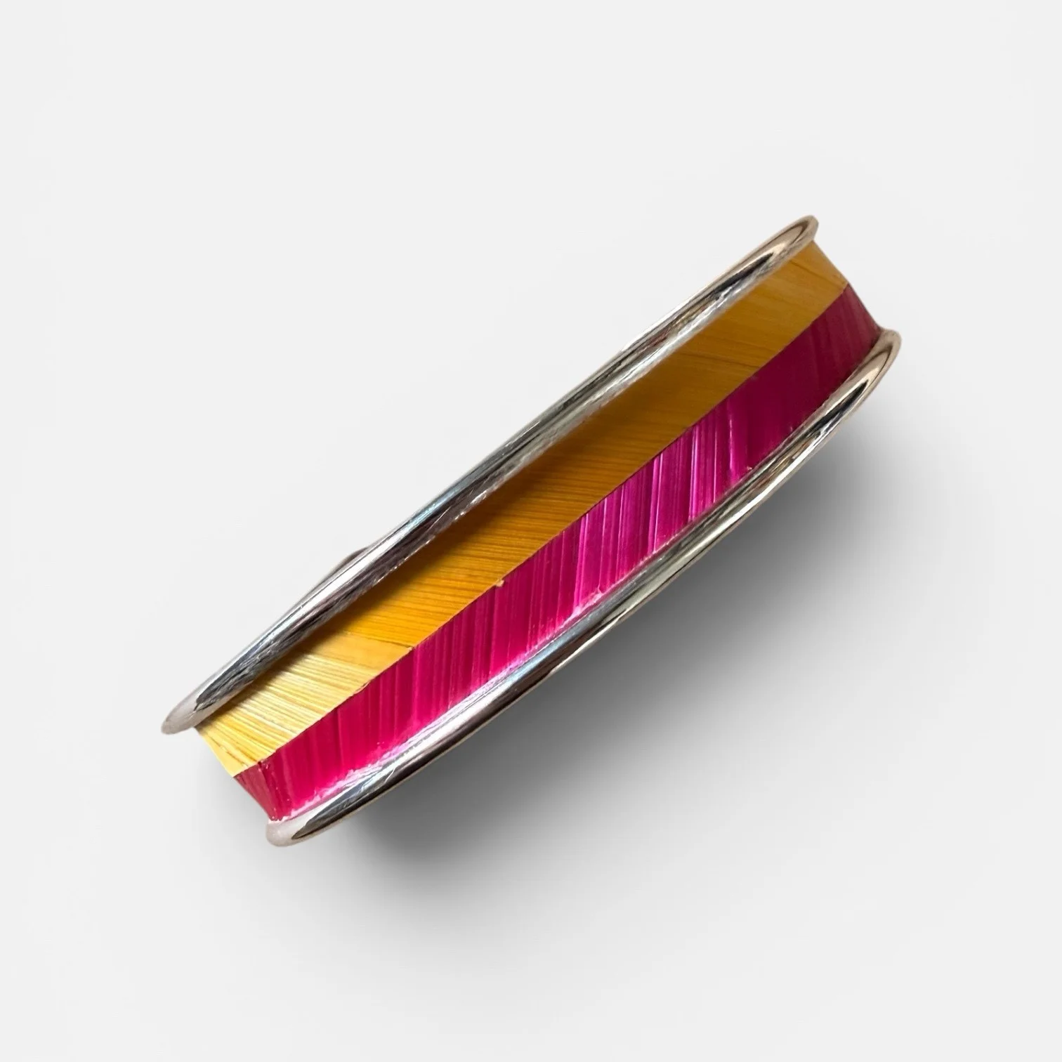 Bracelet manchette petit jaune et rouge — manchette laiton argenté habillée de marqueterie de paille de seigle teintée jaune et rouge, fond blanc