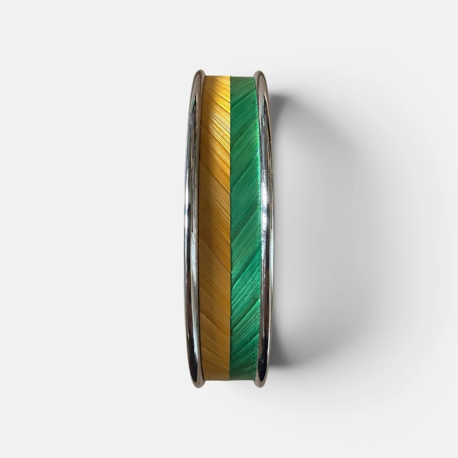 Bracelet manchette petit jaune et vert — manchette laiton argenté habillée de marqueterie de paille de seigle teintée jaune et vert, fond blanc