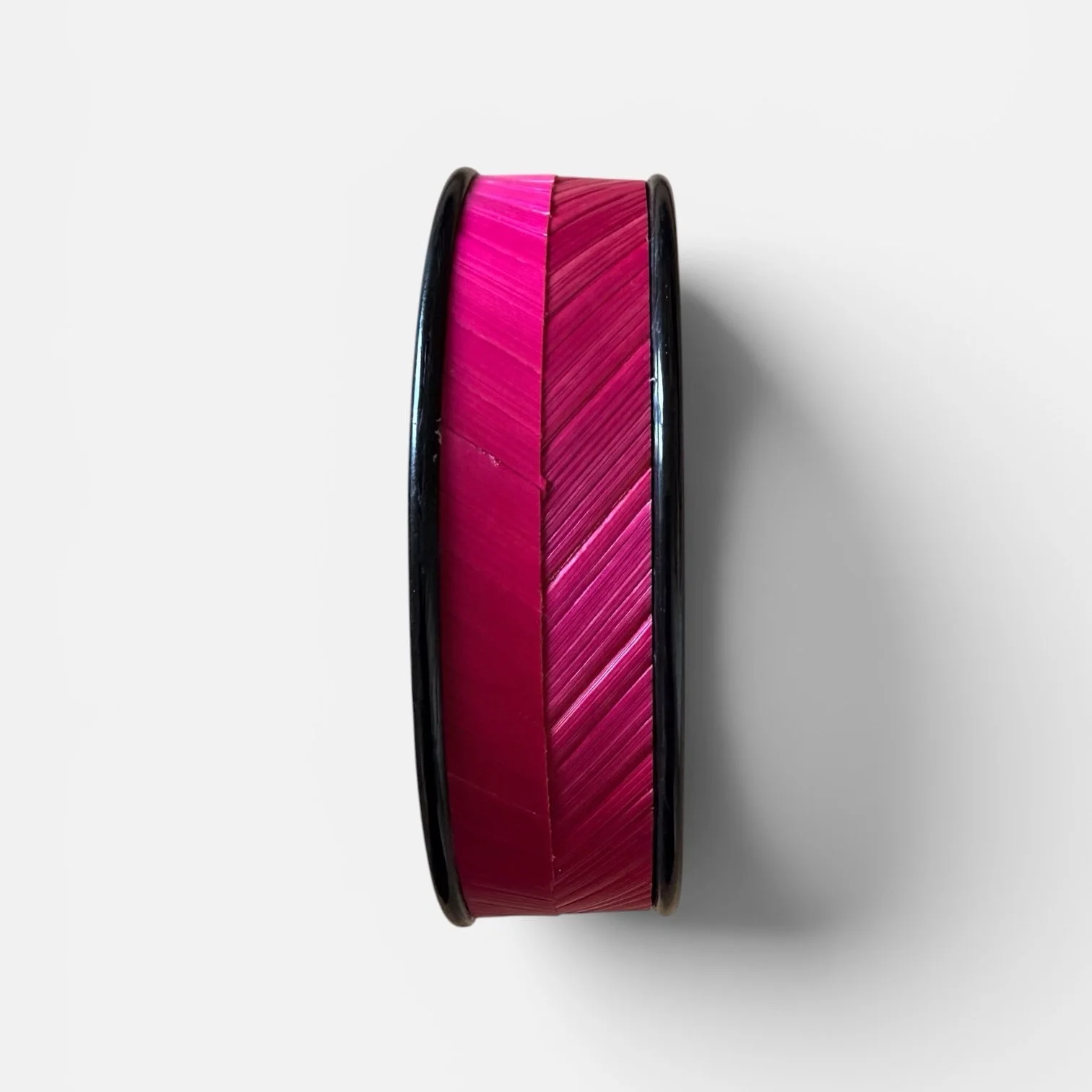 Bracelet manchette petit rouge — manchette laiton noir habillée de marqueterie de paille de seigle teintée rose et fuchsia, fond blanc