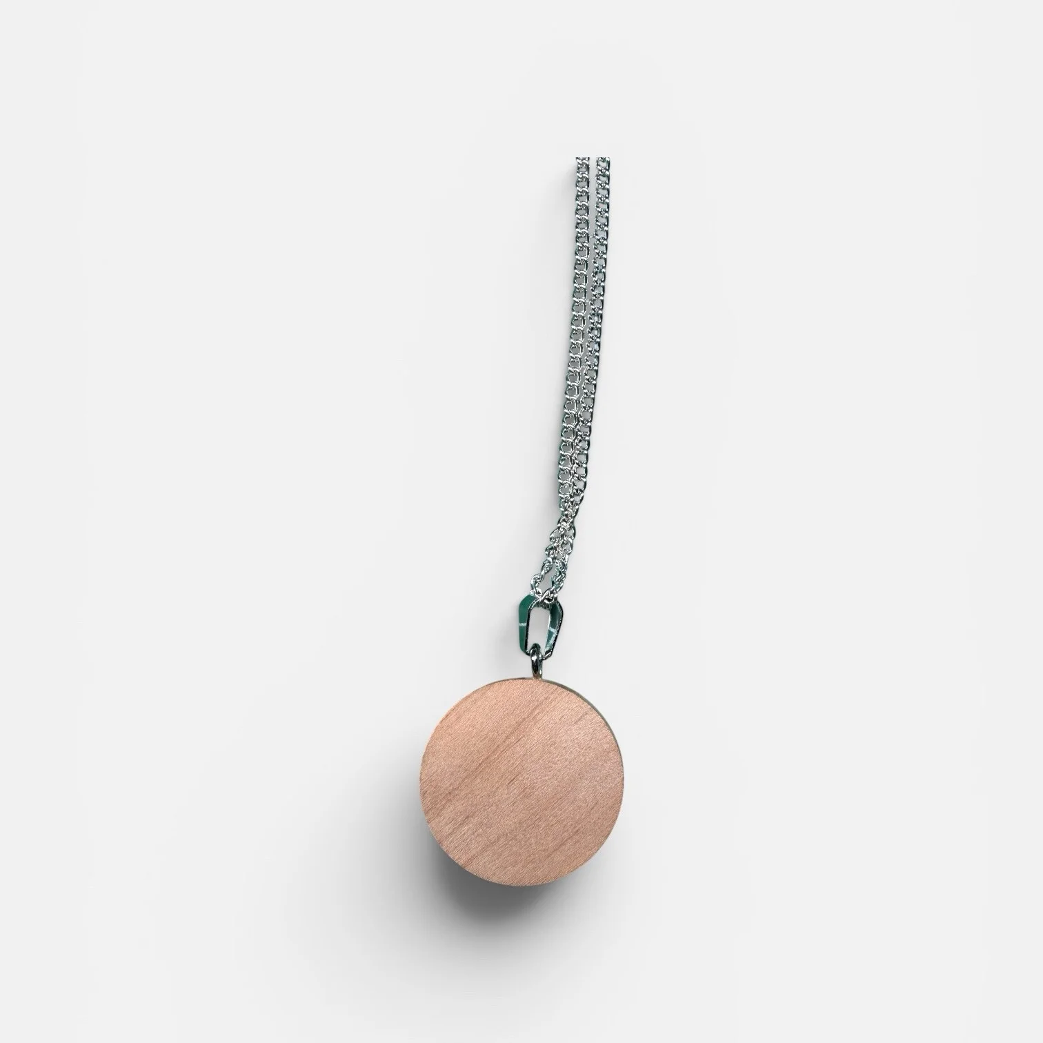 Collier médaillon orange de dos — médaillon bois et chaîne acier inoxydable argenté, fond blanc