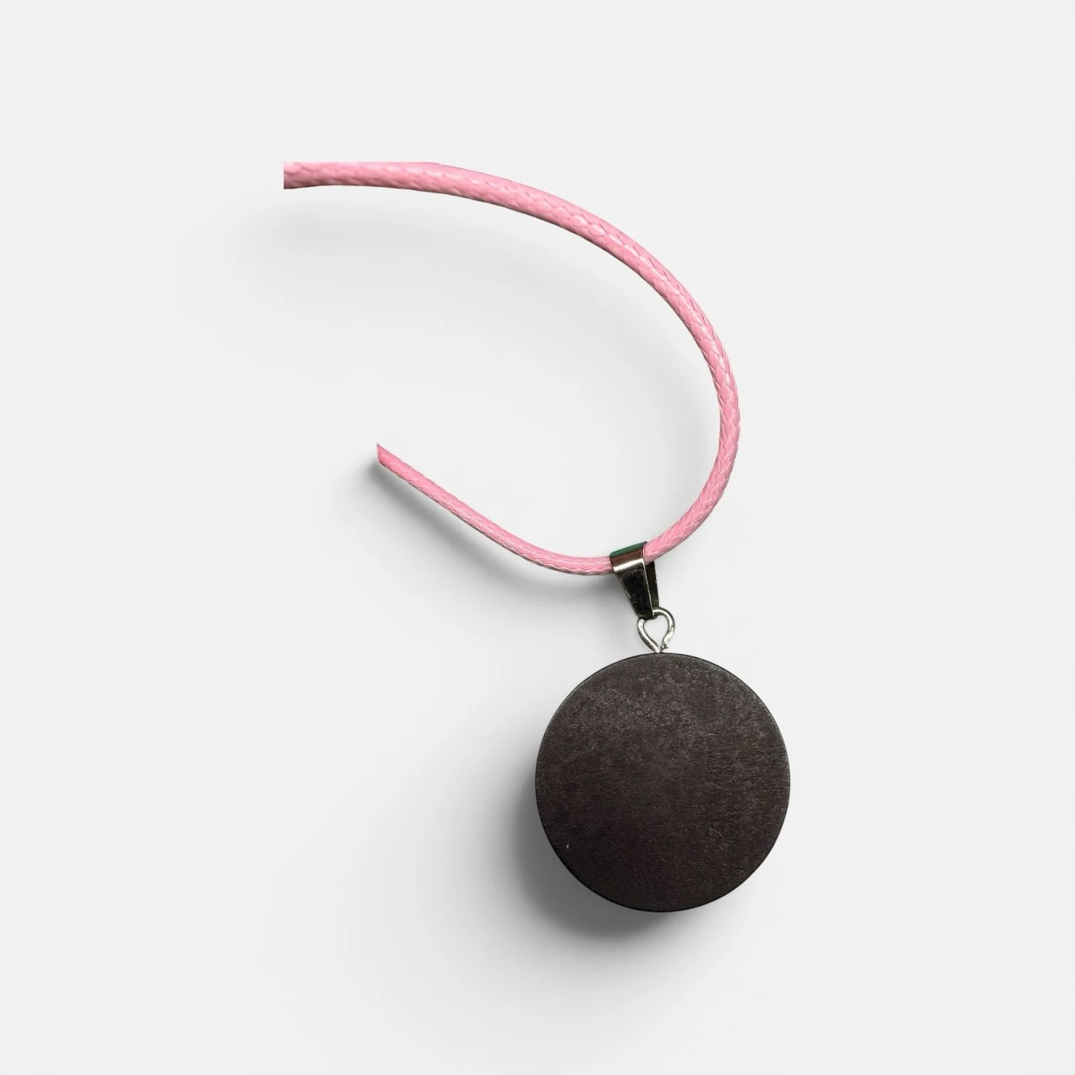 Collier médaillon vert de dos — médaillon bois noir et cordon rose, fond blanc