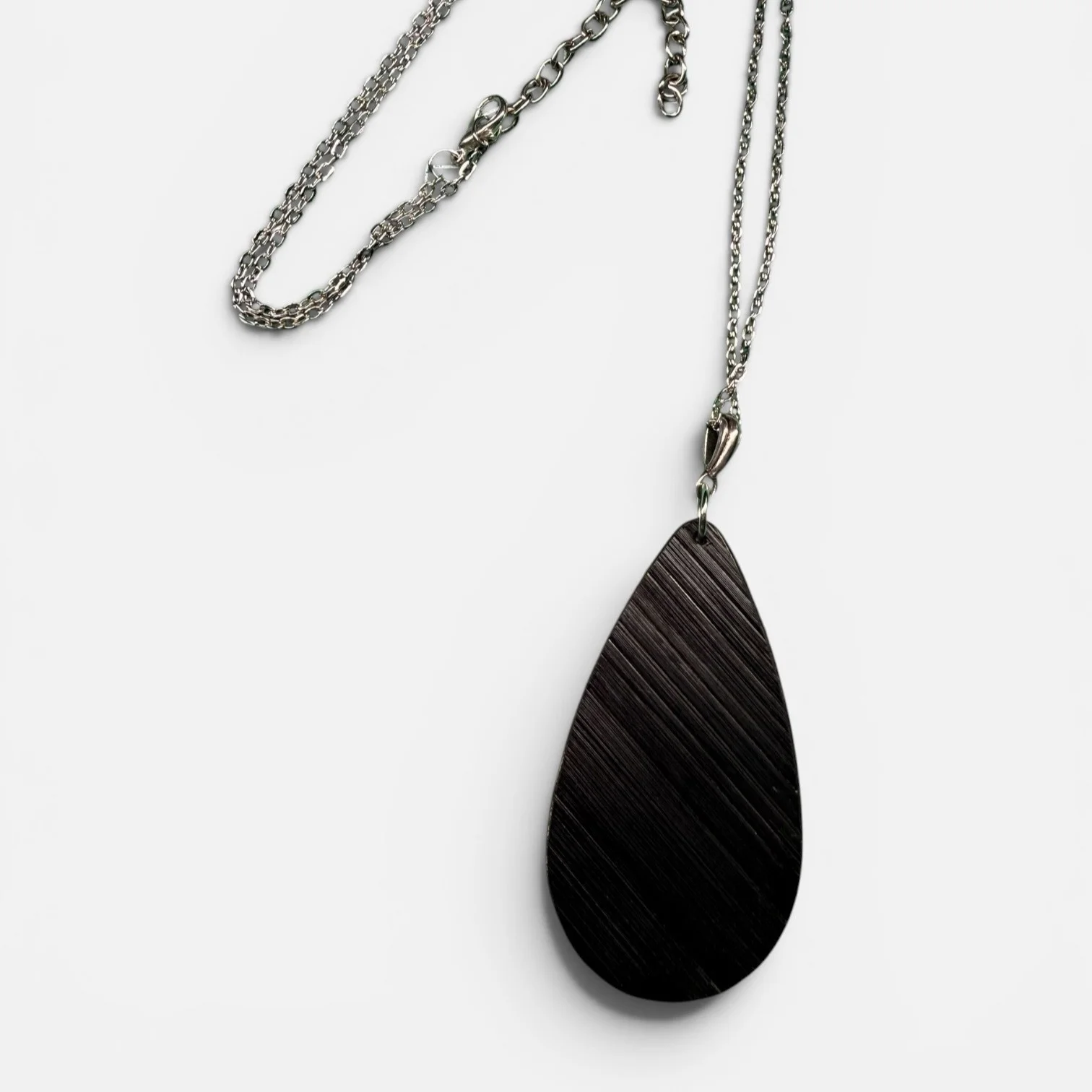 Collier sautoir Abeille de dos — pendentif bois en goutte et chaîne acier inoxydable argenté, fond blanc