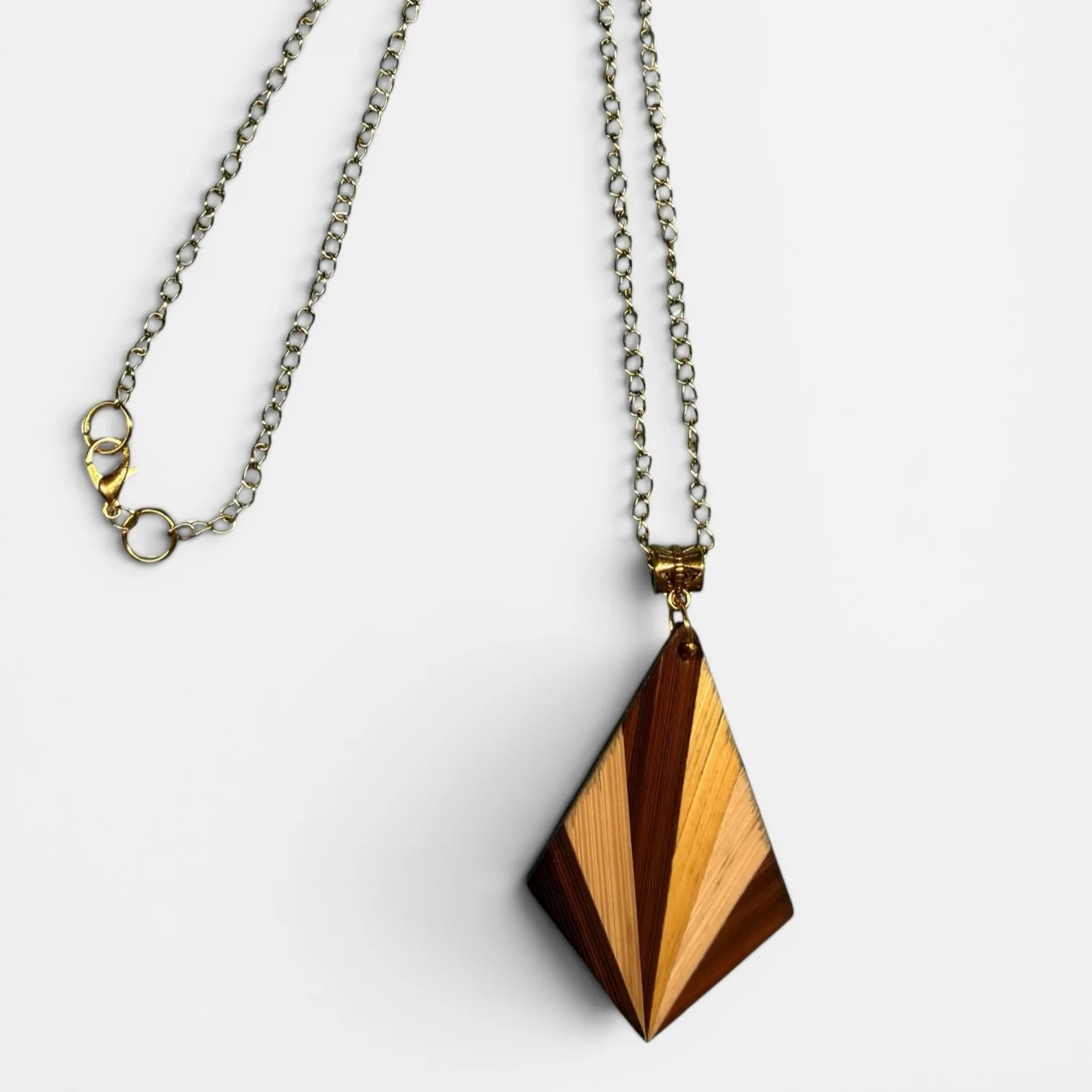 Collier sautoir Marron — pendentif losange en marqueterie de paille de seigle naturelle et teintée brun, éventail en dégradé chaud, chaîne acier inoxydable doré, fond blanc