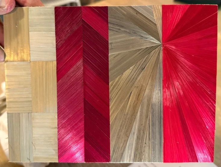 Panneau d'exercice réalisé en cours : damier, chevrons et motif soleil en paille naturelle et rose