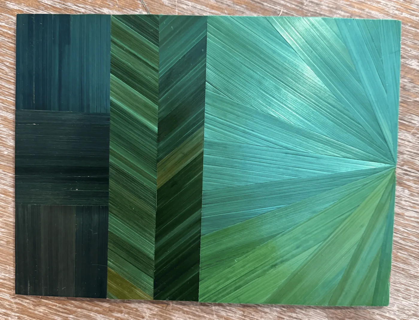 Panneau réalisé en cours : damier, chevrons et soleil en dégradé de verts