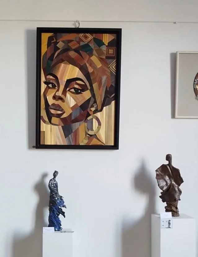 Galerie Fizz Feather à Aiguèze, sélection d'artisans d'art incluant trois pièces de marqueterie de paille de l'Atelier Mayati