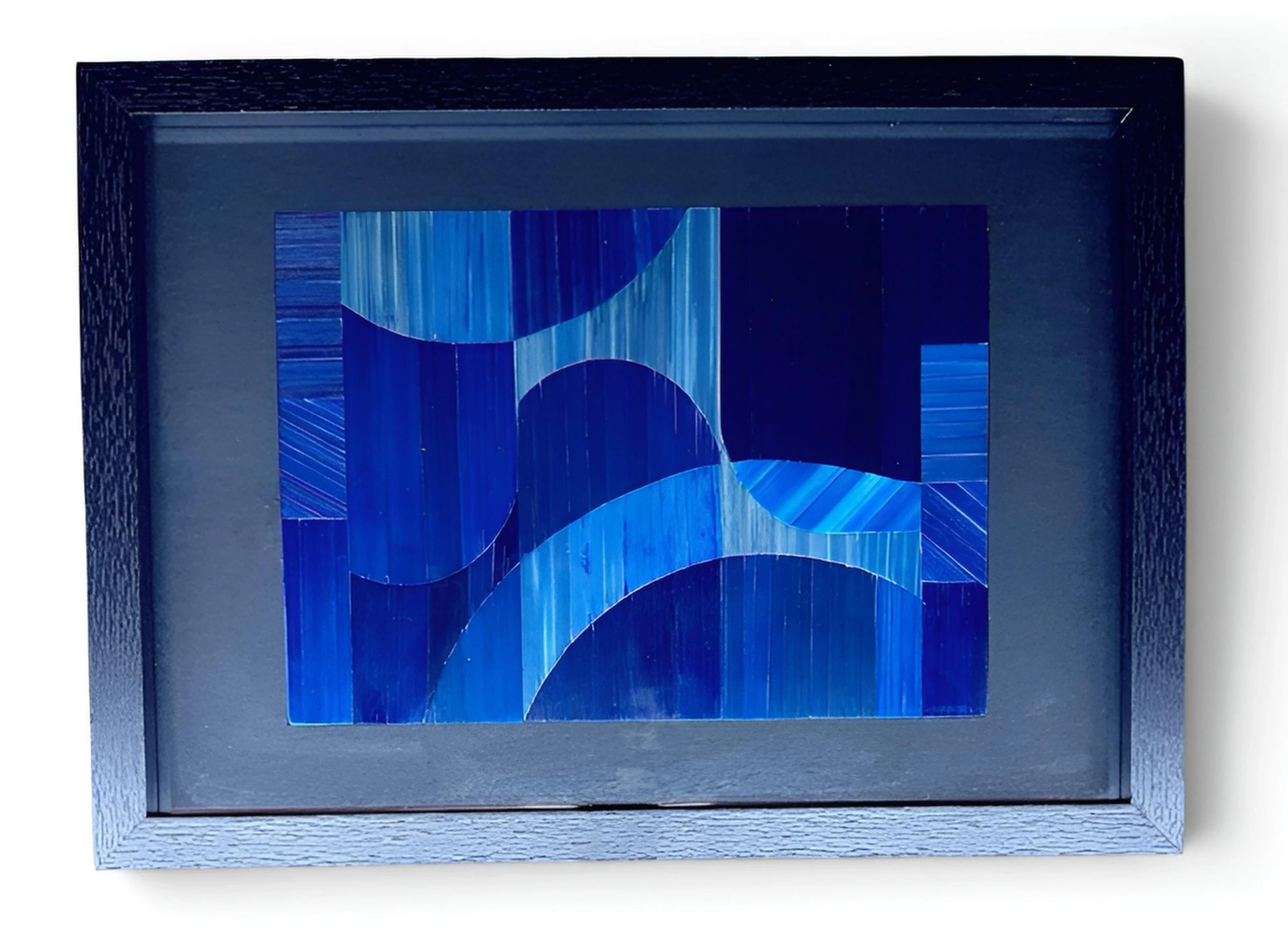 Arcs-en-bleu, composition géométrique en marqueterie de paille de seigle naturelle et teintée, 32 x 23 cm