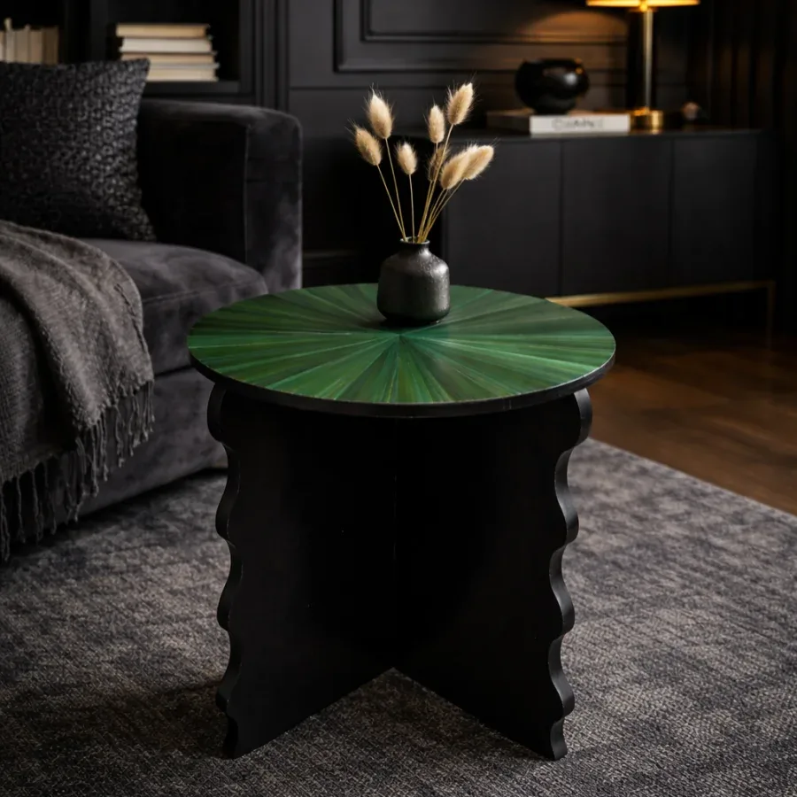 Emeraude, guéridon mis en scène dans un intérieur