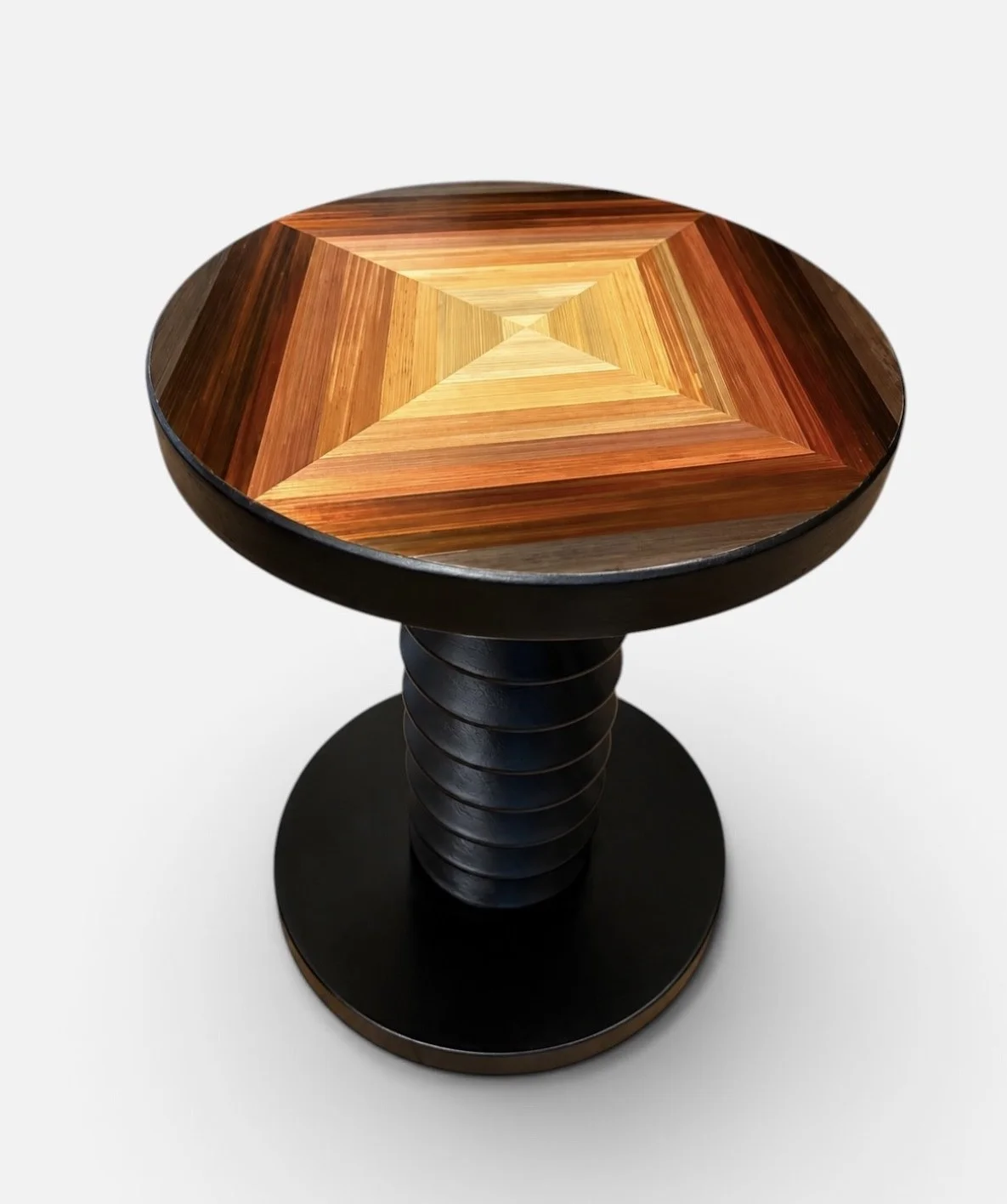 Origine, guéridon habillé en marqueterie de paille de seigle naturelle et teintée, plateau rond à losange dégradé du blond au brun profond, 46,5 h × Ø 33,5 cm