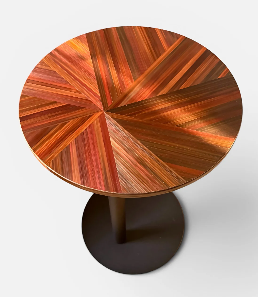 Sienna, table d'appoint habillée en marqueterie de paille de seigle naturelle et teintée, 58 h x Ø 37 cm